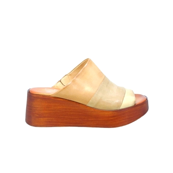 Miz Mooz Gianna Wedge Sandal in Sand. Size 40/(9-9.5) - Picture 1 of 11